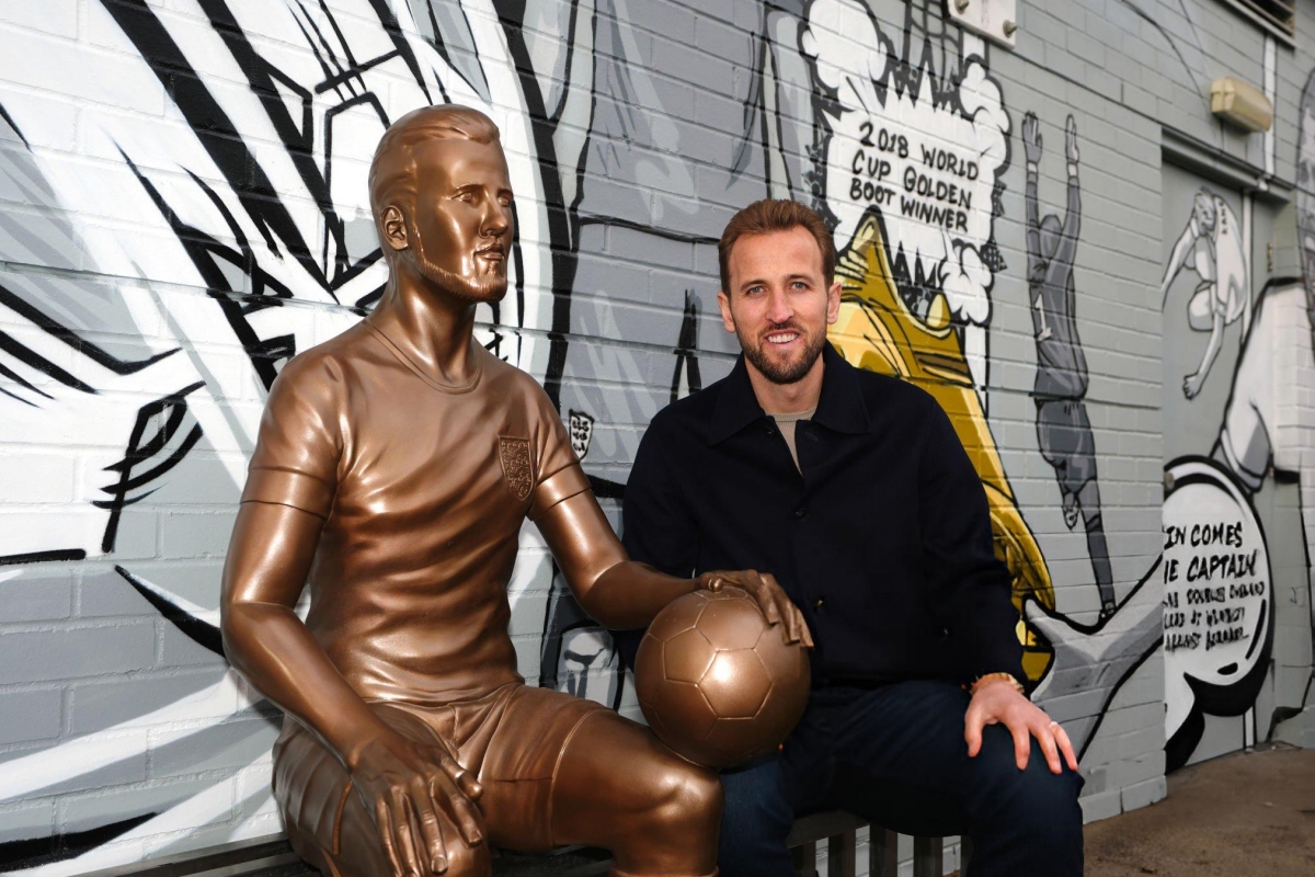 Harry Kane bên bức tượng của mình Harry Kane ben buc tuong cua minh