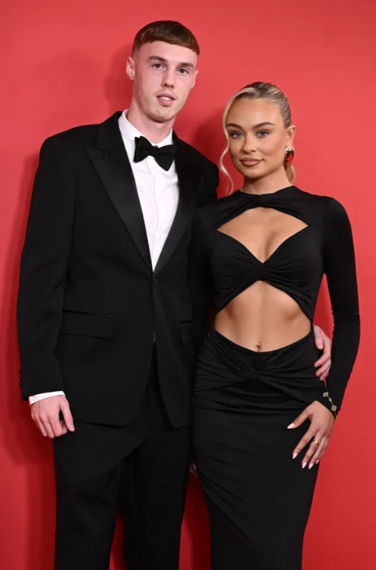 Cole Palmer lần đầu xuất hiện trước công chúng cùng bạn gái 1 Cole Palmer lần đầu xuất hiện trước công chúng cùng bạn gái 1