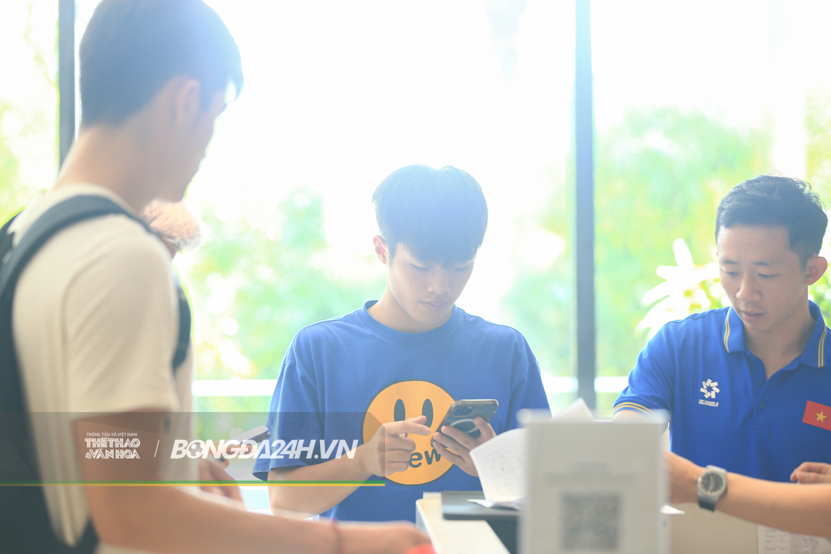 Nguyễn Filip tươi cười trò chuyện với Đặng Văn Lâm 9 Nguyễn Filip tươi cười trò chuyện với Đặng Văn Lâm 9