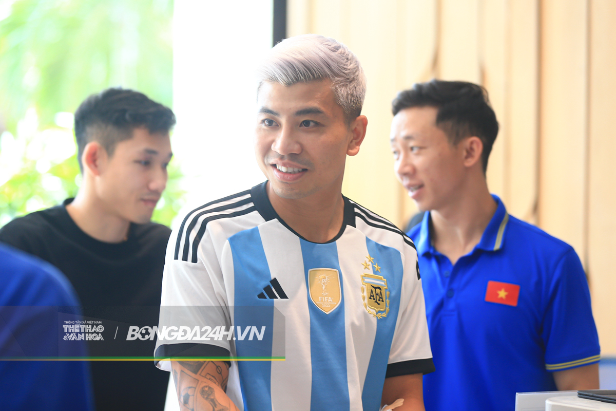 Nguyễn Filip tươi cười trò chuyện với Đặng Văn Lâm 8 Nguyễn Filip tươi cười trò chuyện với Đặng Văn Lâm 8