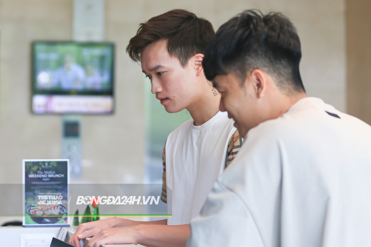 Nguyễn Filip tươi cười trò chuyện với Đặng Văn Lâm 7 Nguyễn Filip tươi cười trò chuyện với Đặng Văn Lâm 7