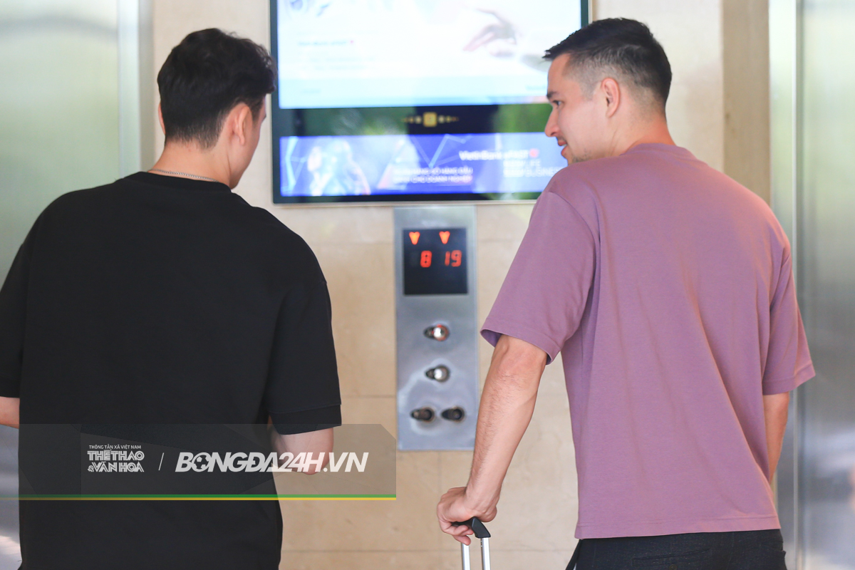 Nguyễn Filip tươi cười trò chuyện với Đặng Văn Lâm 3 Nguyễn Filip tươi cười trò chuyện với Đặng Văn Lâm 3