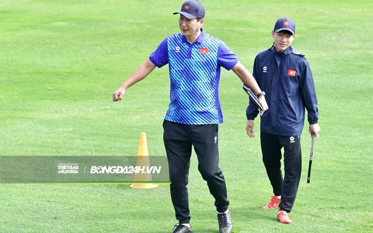 Tiến Linh hí hoáy với tấm băng đầu của thủ thành Đặng Văn Lâm 3