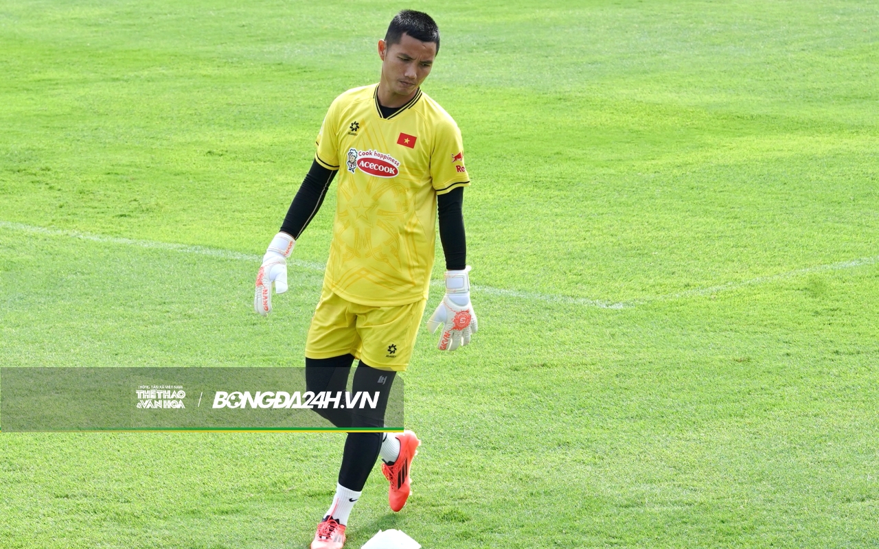 Tiến Linh hí hoáy với tấm băng đầu của thủ thành Đặng Văn Lâm 4