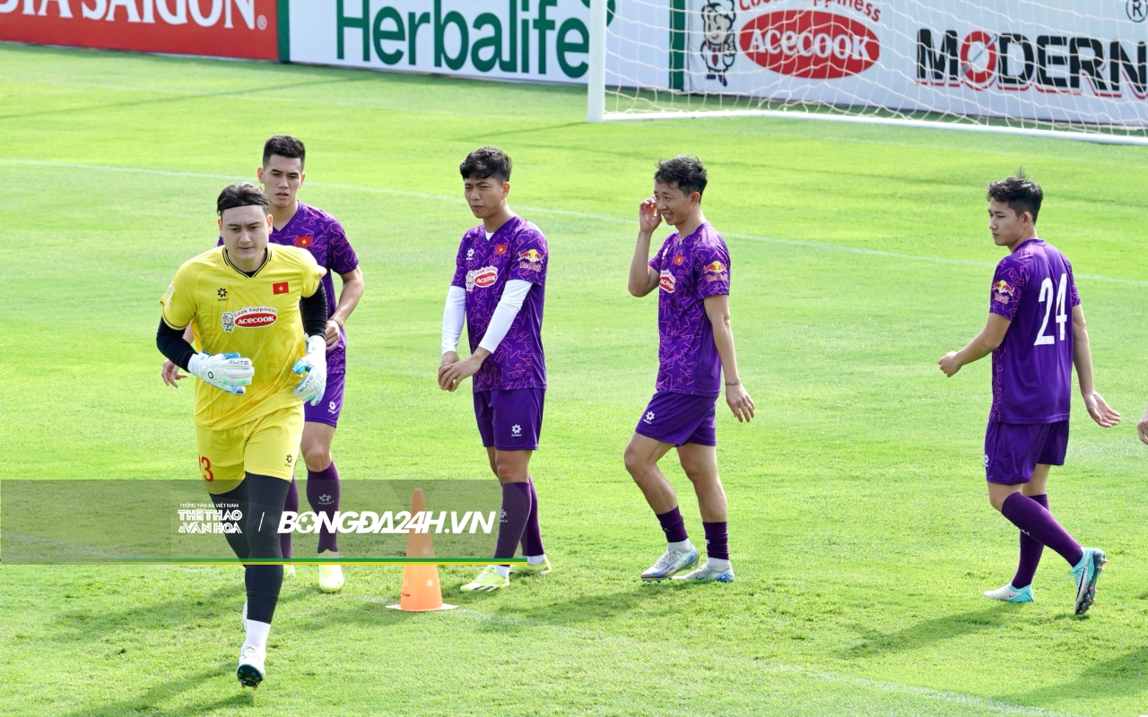 Tiến Linh hí hoáy với tấm băng đầu của thủ thành Đặng Văn Lâm 2