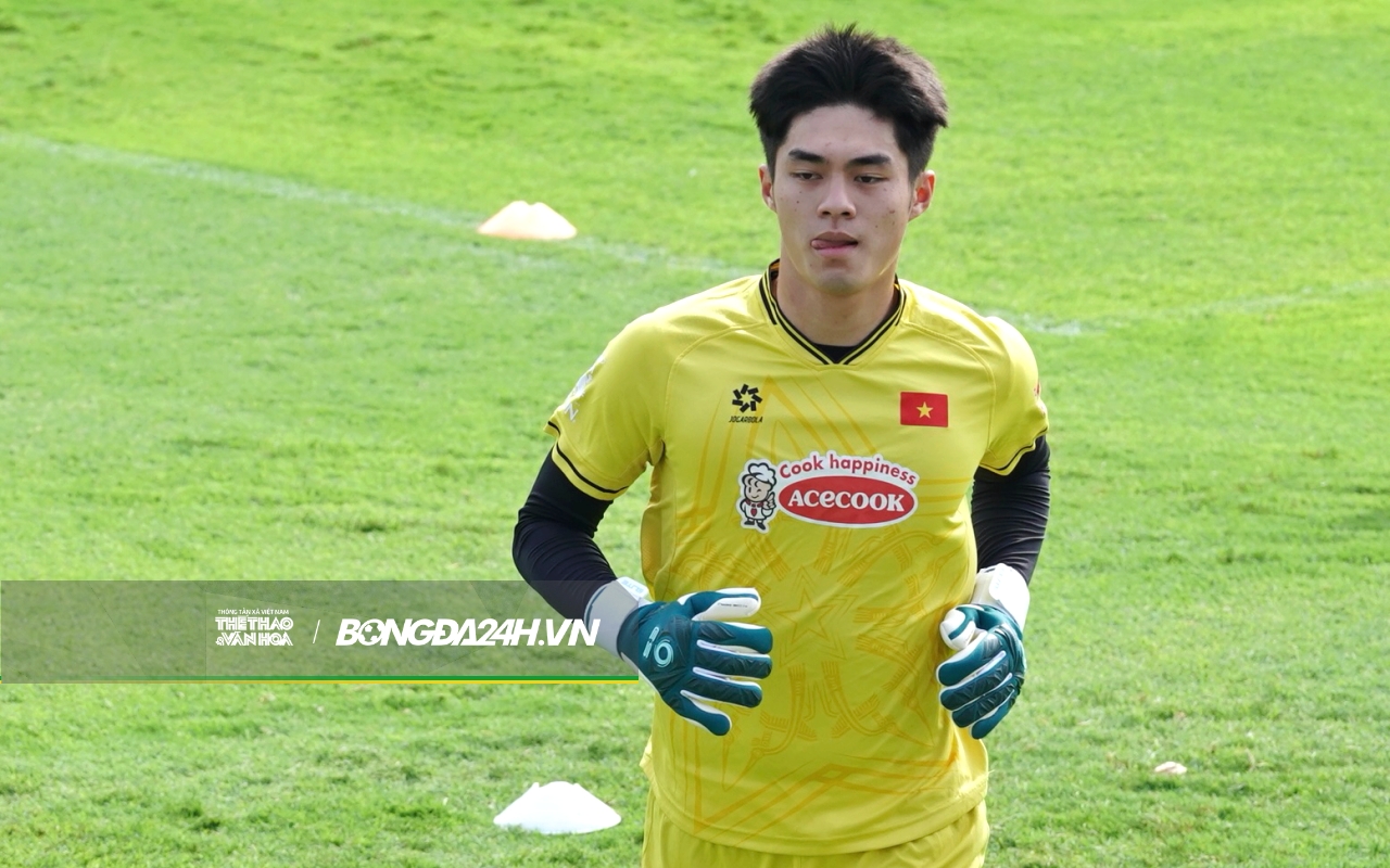 Tiến Linh hí hoáy với tấm băng đầu của thủ thành Đặng Văn Lâm 5