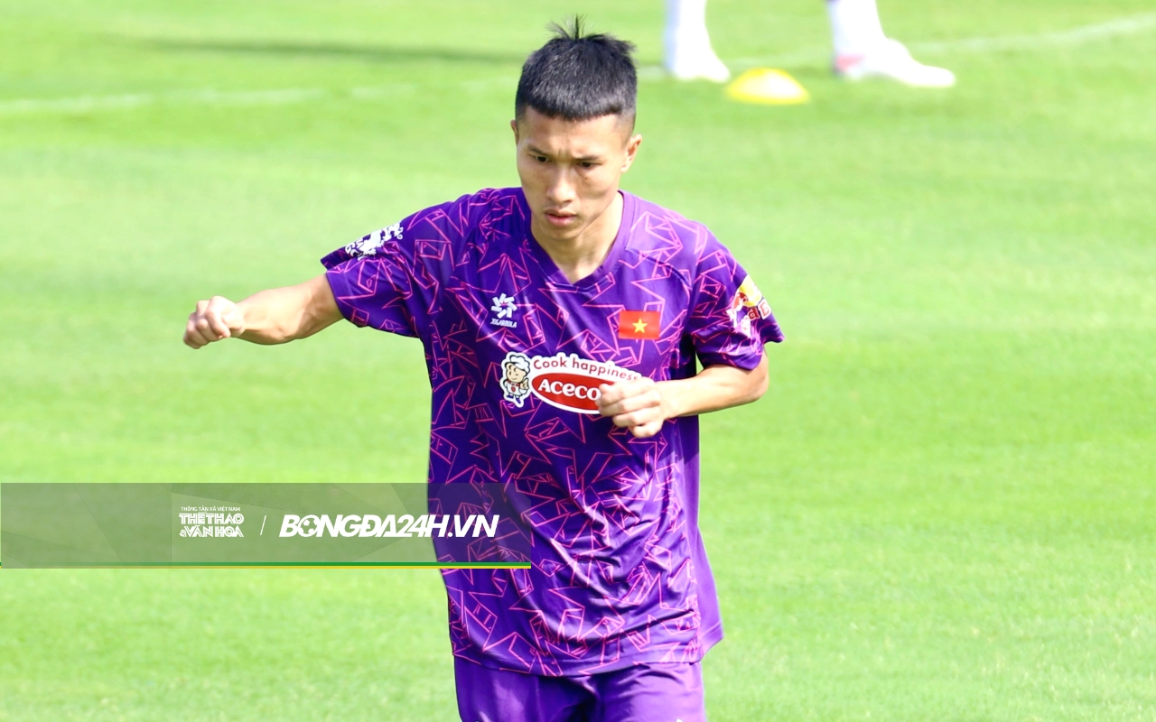 Tiến Linh hí hoáy với tấm băng đầu của thủ thành Đặng Văn Lâm 6