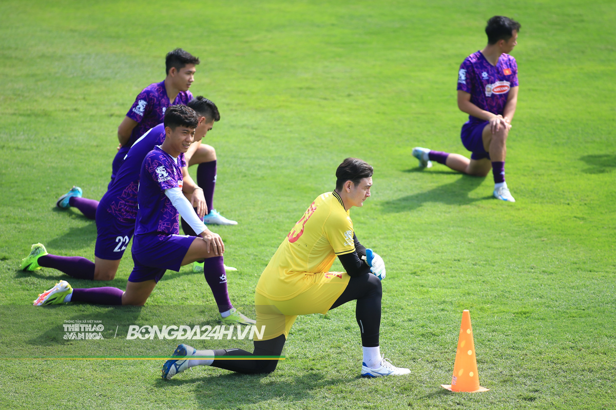 Tuyển Việt Nam vắng 7 cầu thủ trong buổi tập trước thềm sang Hàn Quốc 7 Tuyển Việt Nam vắng 7 cầu thủ trong buổi tập trước thềm sang Hàn Quốc 7