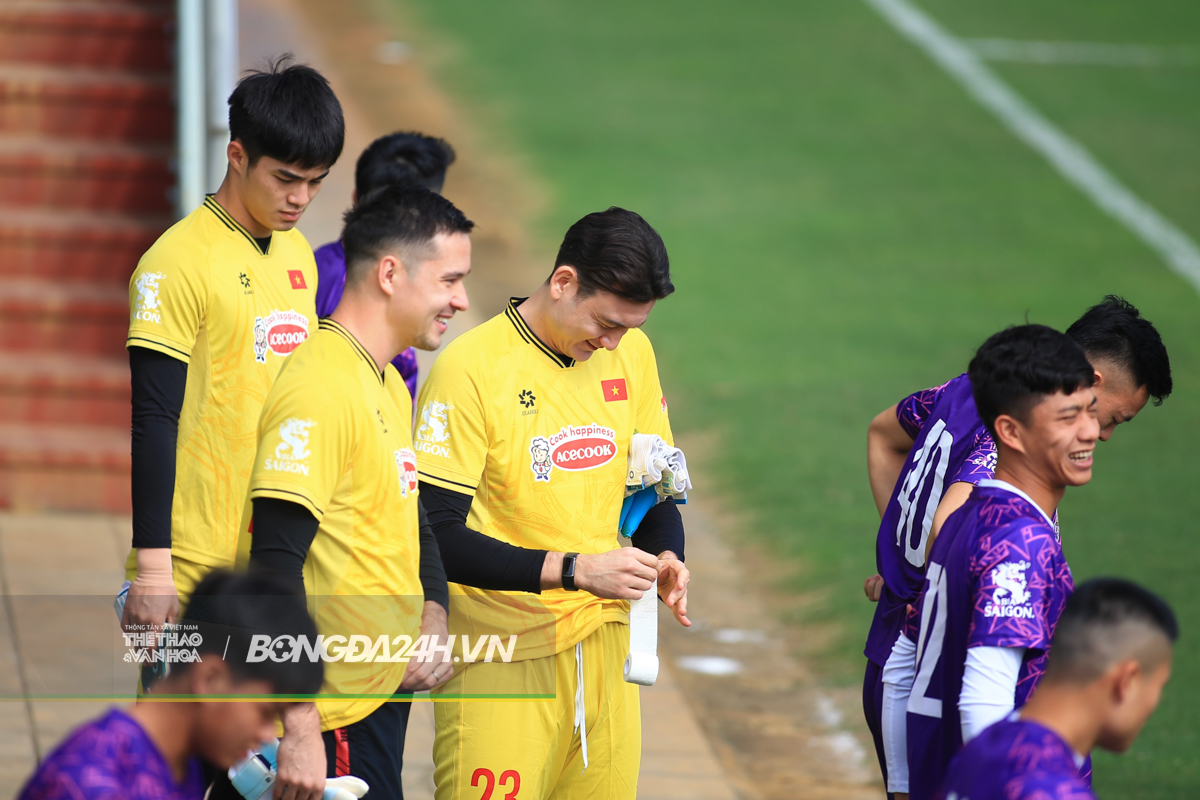 Tuyển Việt Nam vắng 7 cầu thủ trong buổi tập trước thềm sang Hàn Quốc 1 Tuyển Việt Nam vắng 7 cầu thủ trong buổi tập trước thềm sang Hàn Quốc 1