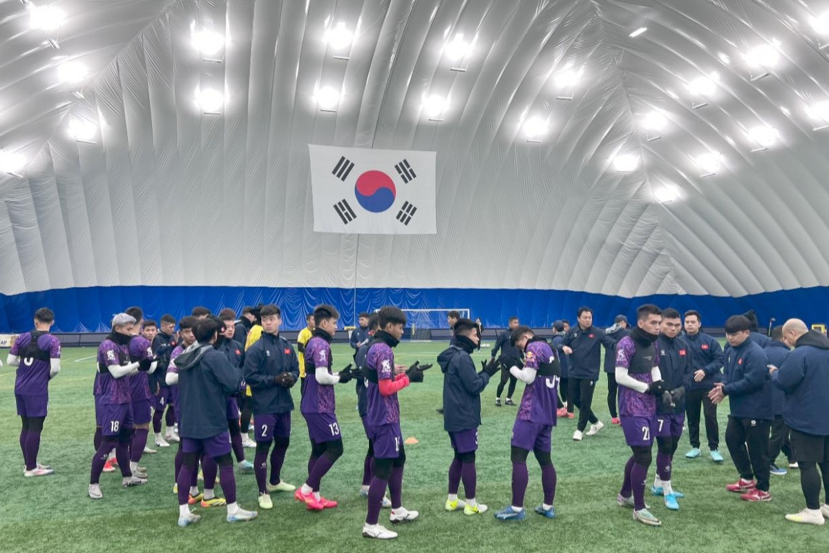 ĐT Việt Nam tập ở sân cỏ nhân tạo Smart AirDome dT Viet Nam tap o san co nhan tao Smart AirDome