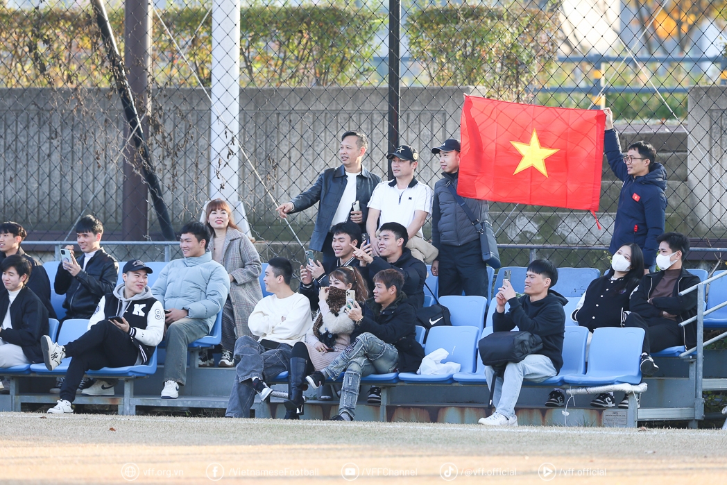 Duy Mạnh và đồng đội nhận món quà bất ngờ tại Hàn Quốc 1