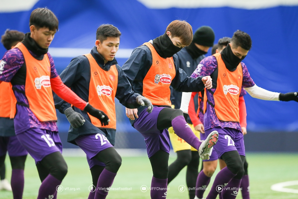 ĐT Việt Nam tập ở sân cỏ nhân tạo Smart AirDome dT Viet Nam tap o san co nhan tao Smart AirDome