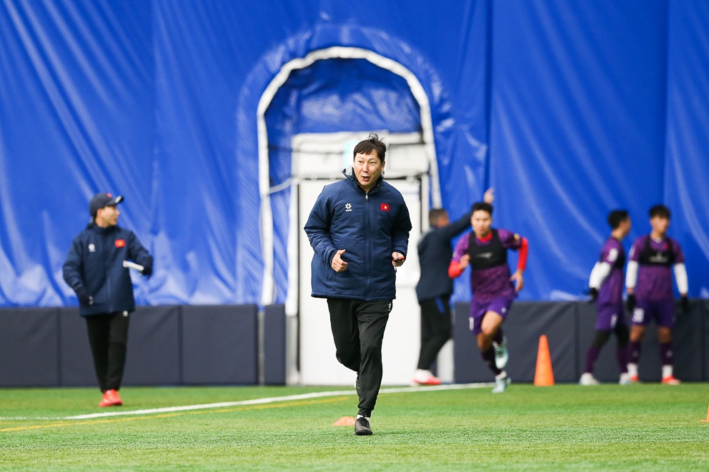 ĐT Việt Nam tập ở sân cỏ nhân tạo Smart AirDome dT Viet Nam tap o san co nhan tao Smart AirDome