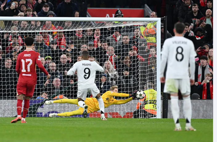 Real thua Liverpool 0-2 trong ngày Mbappe đá hỏng phạt đền. Real thua Liverpool 0-2 trong ngay Mbappe da hong phat den.