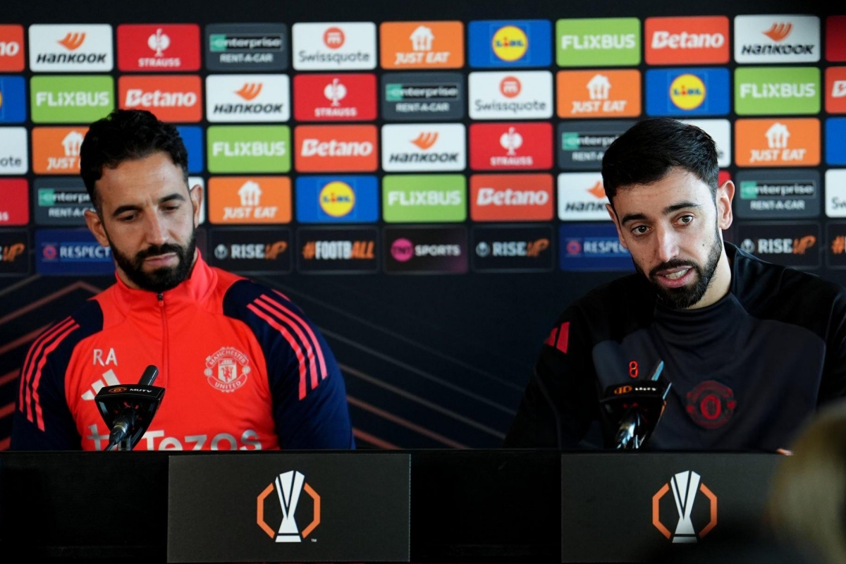 Bruno Fernandes ngồi cạnh HLV Ruben Amorim trong buổi họp báo trước trận Bruno Fernandes ngoi canh HLV Ruben Amorim trong buoi hop bao truoc tran