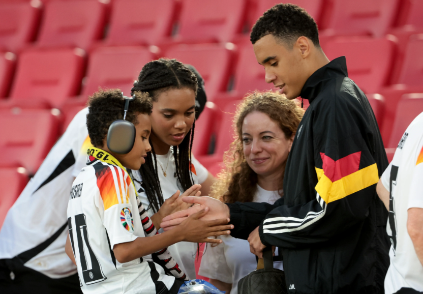 Trong năm 2024, liệu có ai vượt qua hoặc sánh ngang với Lionel Messi và Cristiano Ronaldo 5