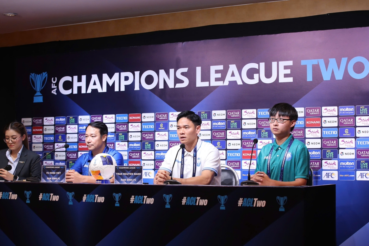 HLV Vũ Hồng Việt quyết thắng Bangkok để giành ngôi đầu bảng HLV Vu Hong Viet quyet thang Bangkok de gianh ngoi dau bang