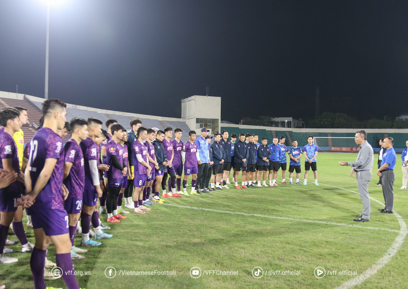 Chu tich LdBdVN Tran Quoc Tuan va Tong thu ky LdBdVN Nguyen Van Phu da co buoi gap mat va dong vien doi tuyen Viet Nam