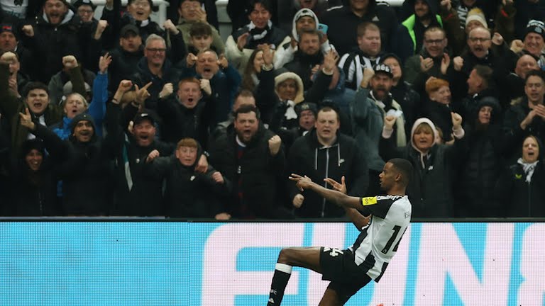 Caoimhin Kelleher mắc sai lầm, Liverpool chia điểm với Newcastle trong trận cầu có 6 bàn thắng 3 Caoimhin Kelleher mắc sai lầm, Liverpool chia điểm với Newcastle trong trận cầu có 6 bàn thắng 3