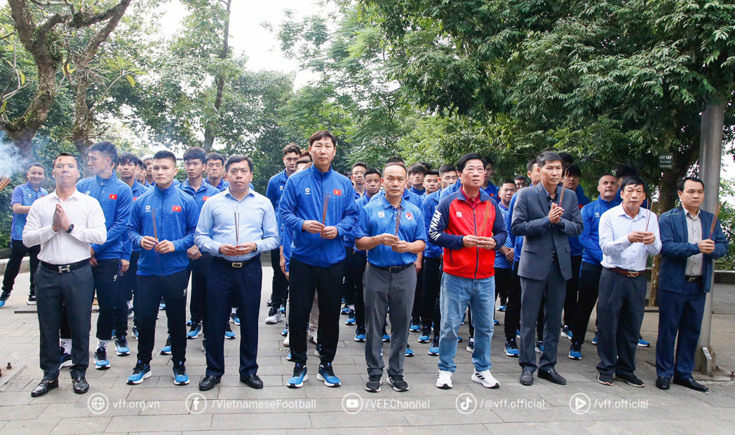 Thầy trò HLV Kim Sang Sik dâng hương tại đền Hùng trước thềm ASEAN Cup 2024 1 Thầy trò HLV Kim Sang Sik dâng hương tại đền Hùng trước thềm ASEAN Cup 2024 1
