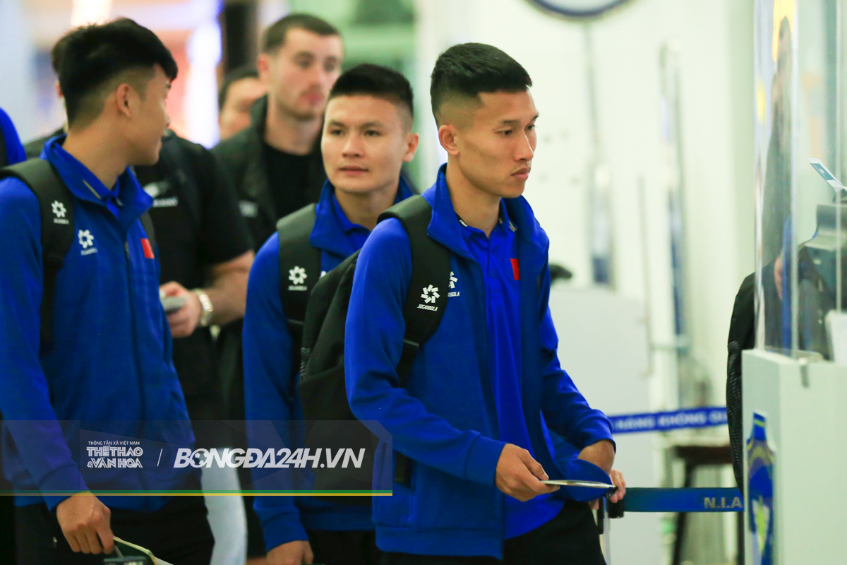 Tuyển Việt Nam lên đường sang Lào, Xuân Son lần đầu khoác áo ĐT quốc gia 13