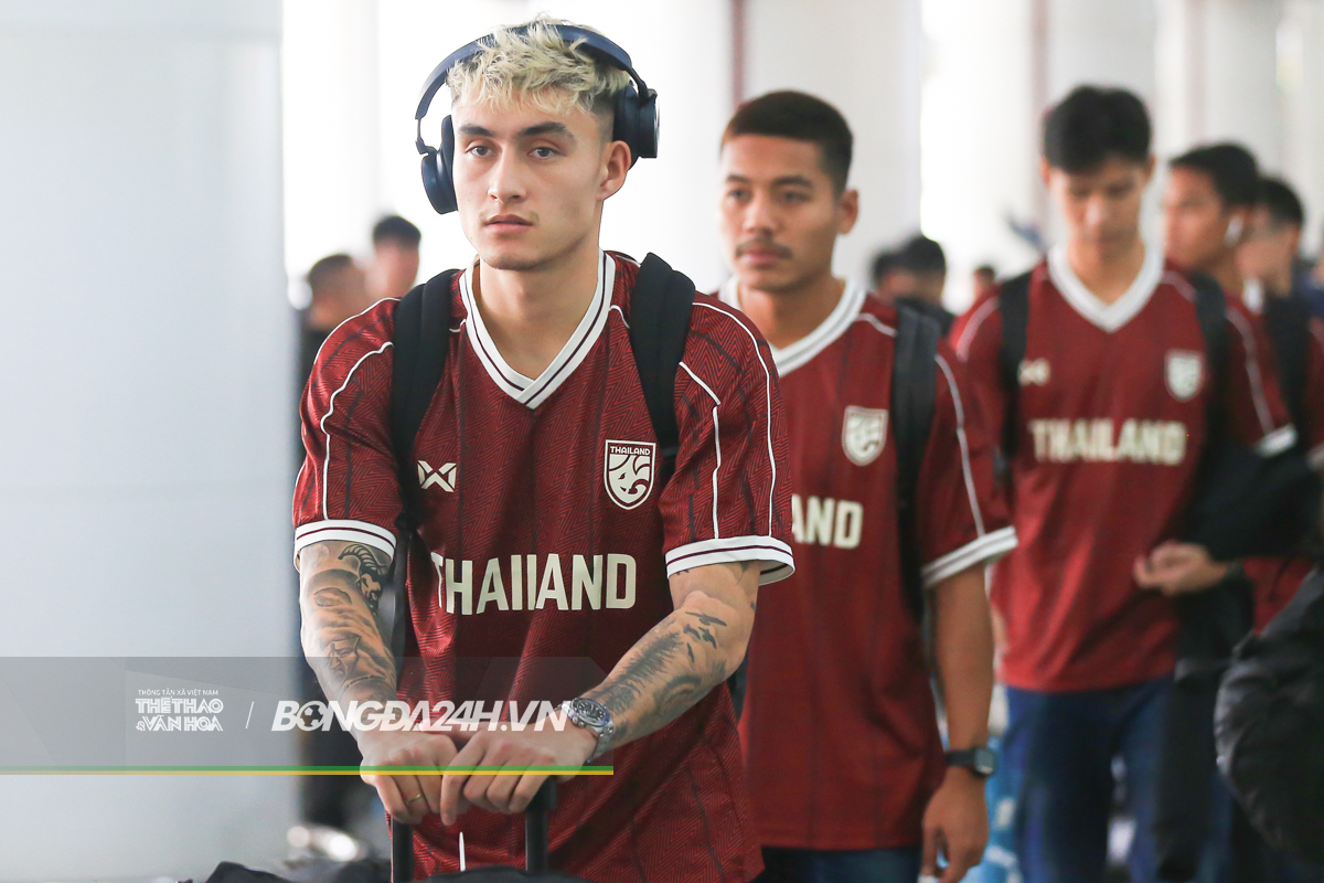 Cầu thủ Thái Lan tranh thủ ăn khi tới Hà Nội 5