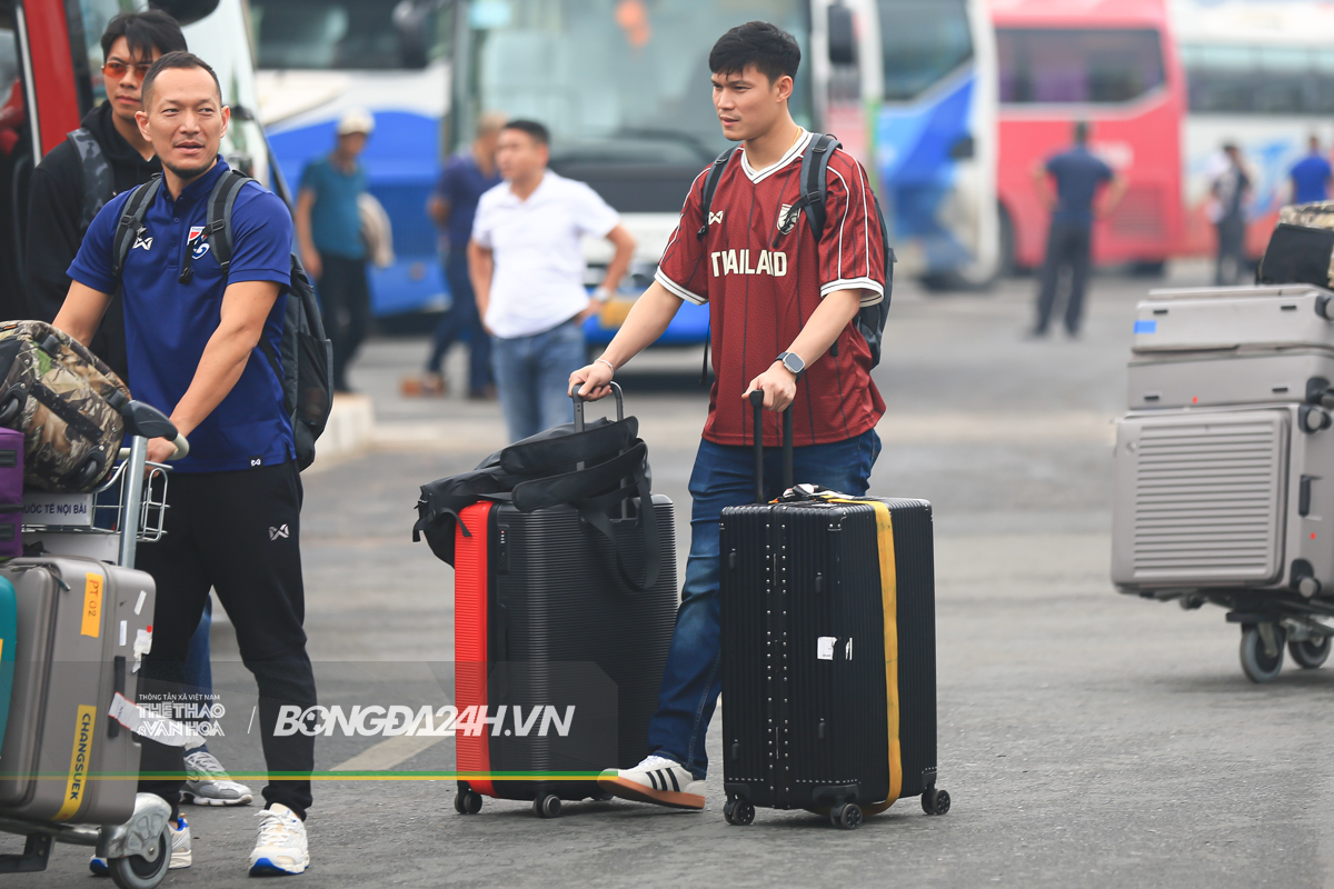 Cầu thủ Thái Lan tranh thủ ăn khi tới Hà Nội 7