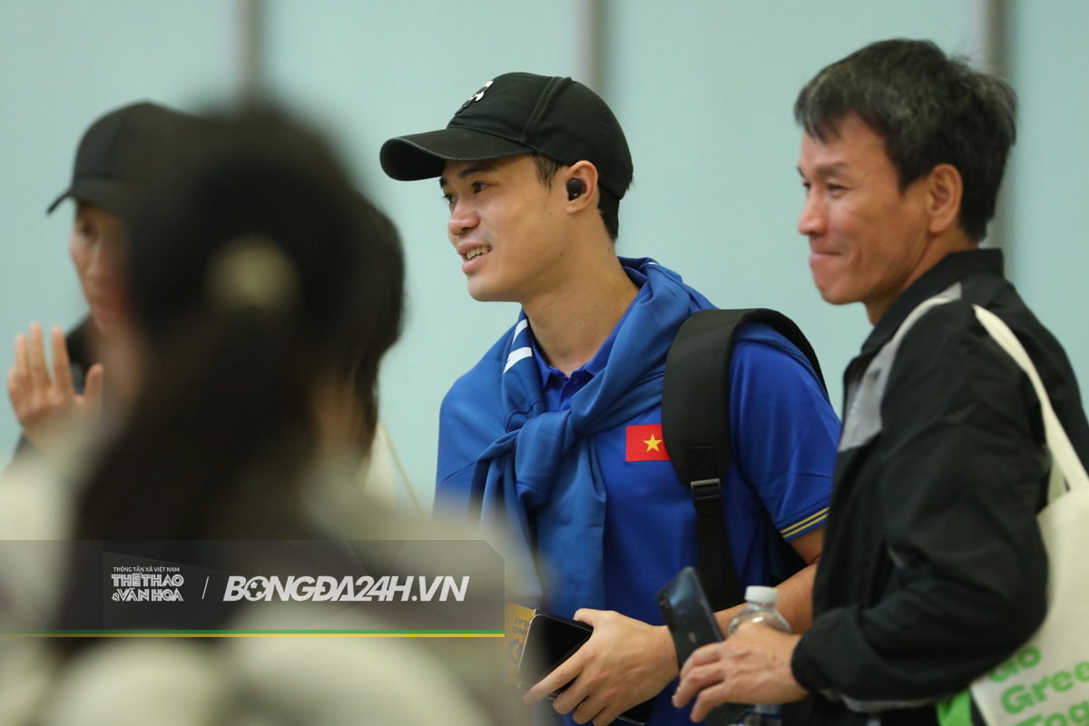 Tuyển Việt Nam lên đường sang Lào, Xuân Son lần đầu khoác áo ĐT quốc gia 9