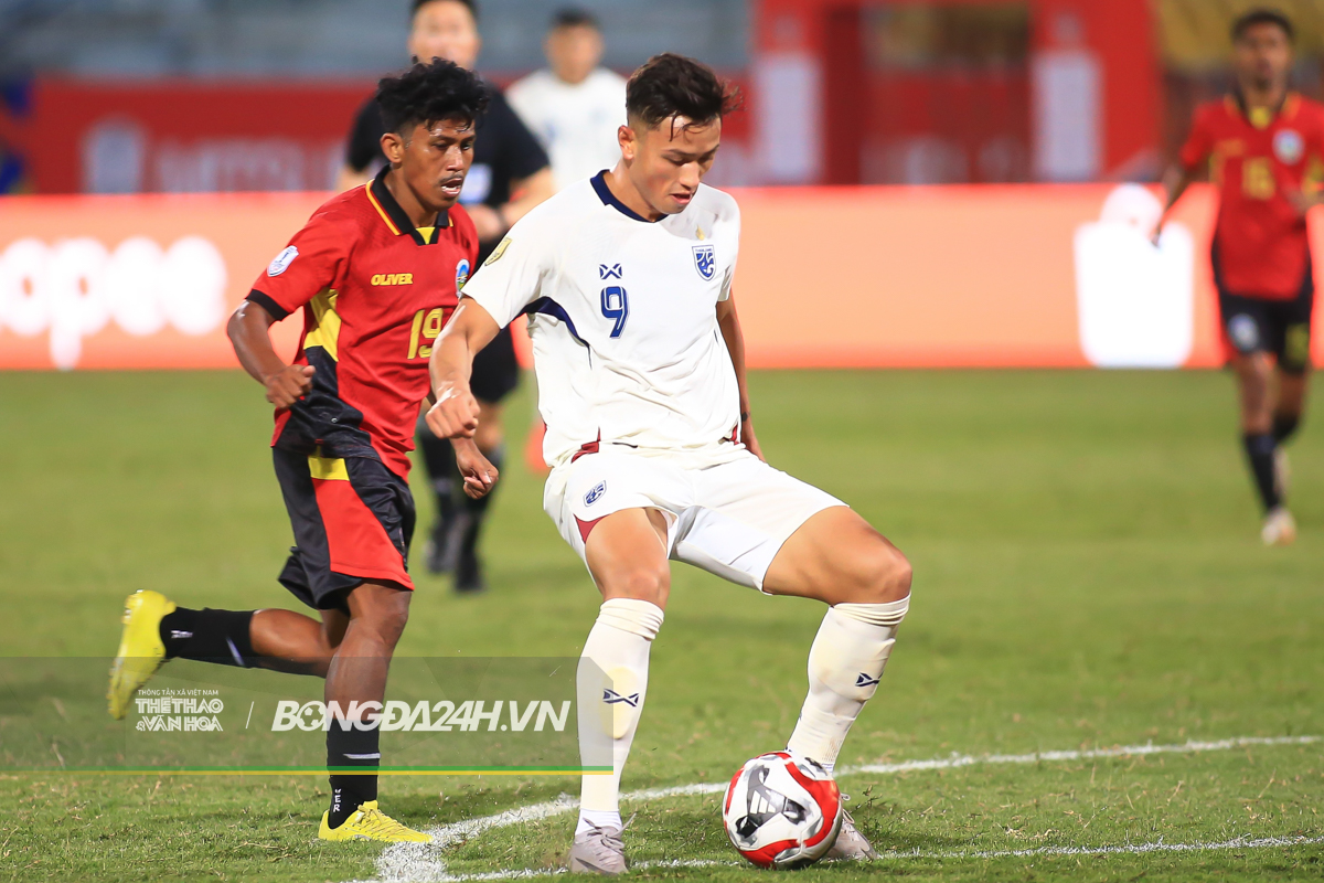 Hành động đẹp của tiền đạo nhập tịch ĐT Thái Lan 6 Hành động đẹp của tiền đạo nhập tịch ĐT Thái Lan 6