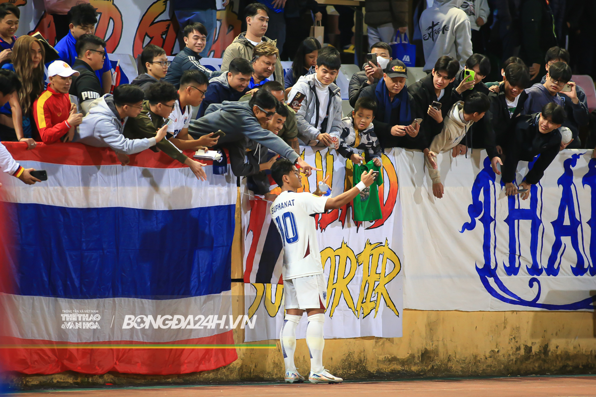 Hành động đẹp của tiền đạo nhập tịch ĐT Thái Lan 10 Hành động đẹp của tiền đạo nhập tịch ĐT Thái Lan 10