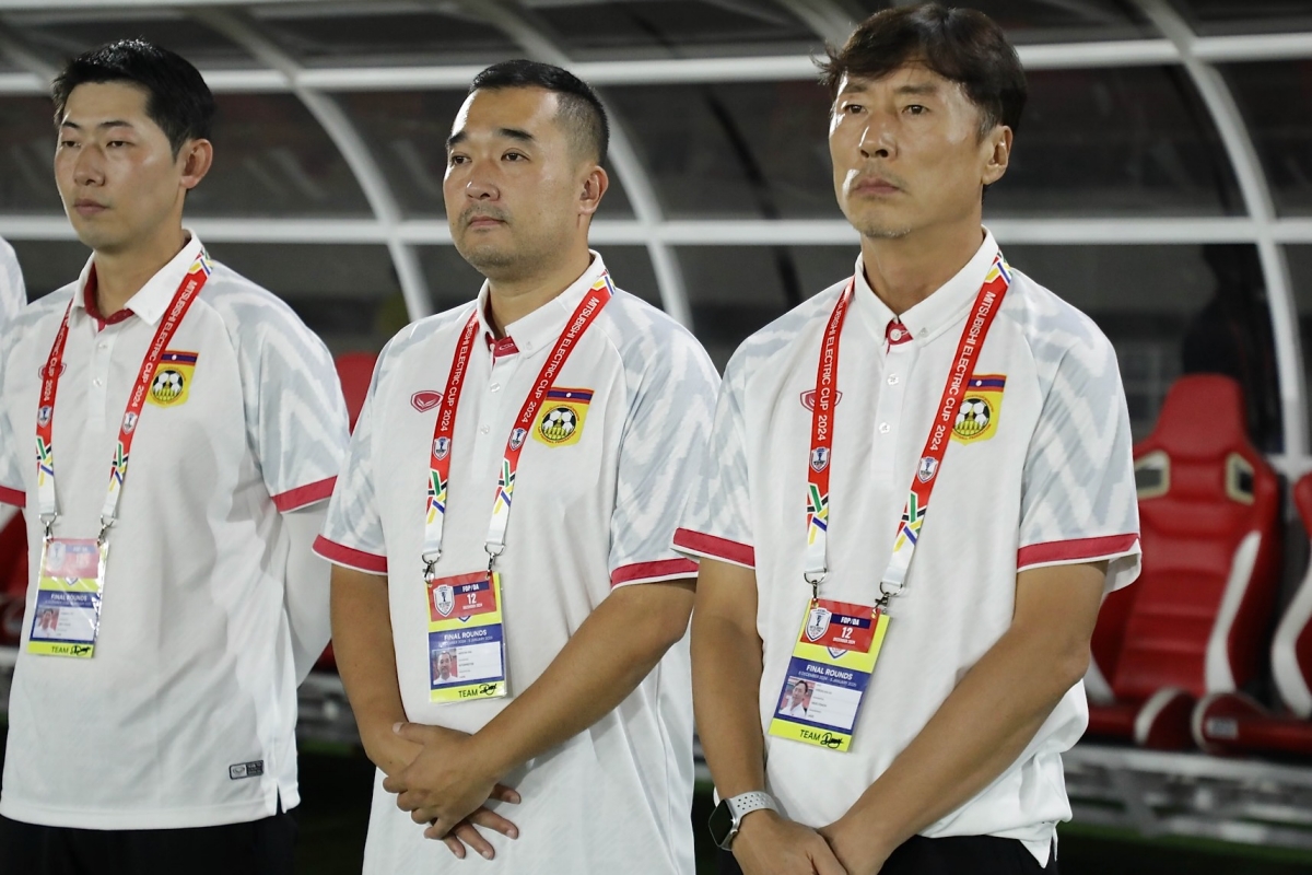 HLV Ha Hyeok Jun và các cầu thủ Lào đã có trận hòa quả cảm trên sân Indonesia HLV Ha Hyeok Jun va cac cau thu Lao da co tran hoa qua cam tren san Indonesia