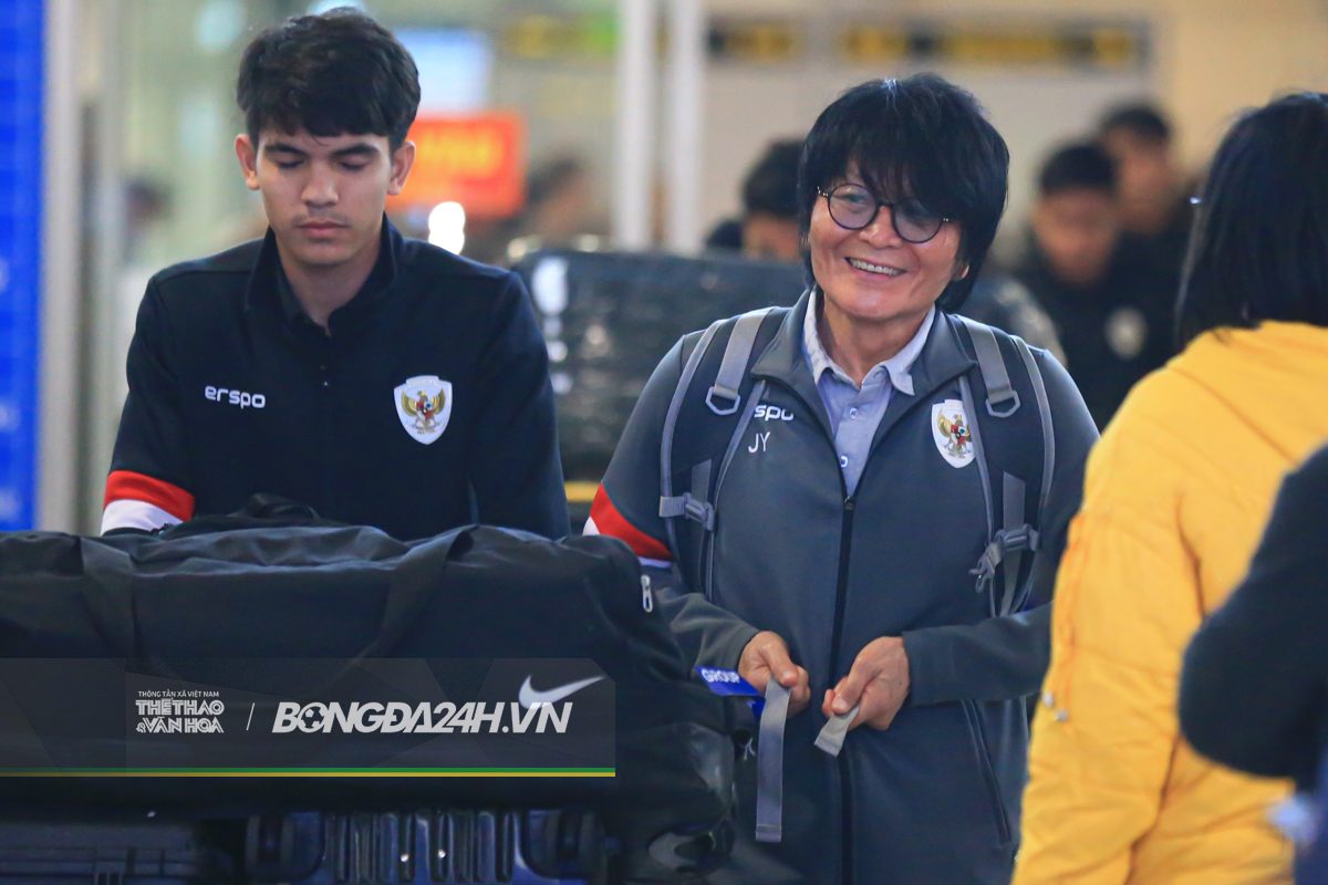 Marselino Ferdinan buồn bã cùng ĐT Indonesia hạ cánh Nội Bài 5