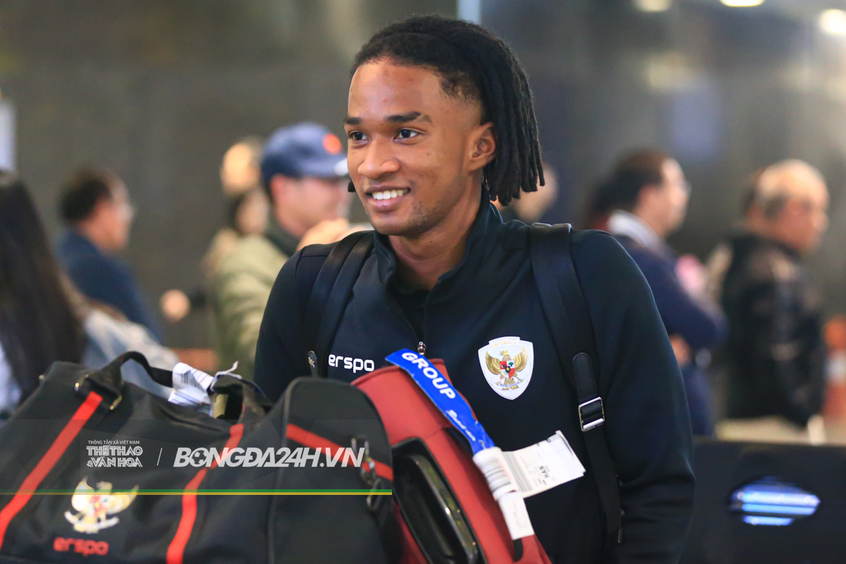 Marselino Ferdinan buồn bã cùng ĐT Indonesia hạ cánh Nội Bài 3