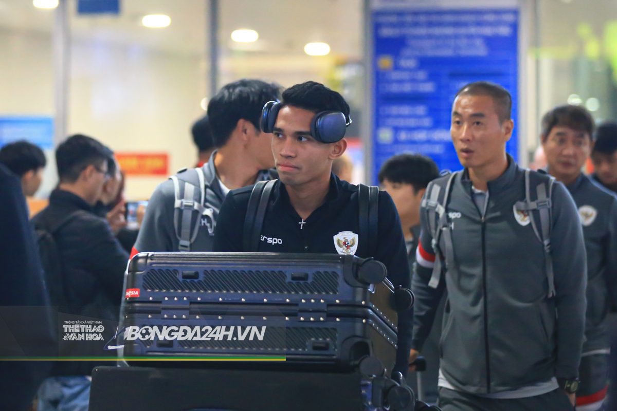 Marselino Ferdinan buồn bã cùng ĐT Indonesia hạ cánh Nội Bài 6
