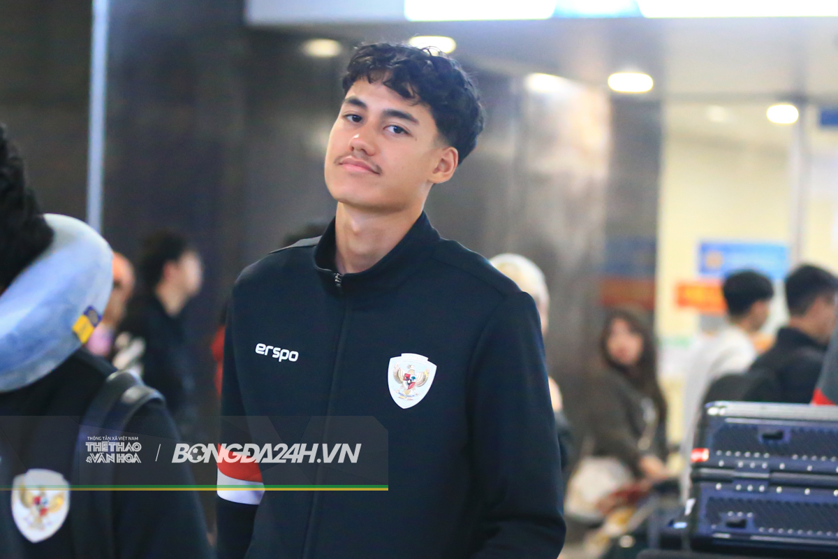 Marselino Ferdinan buồn bã cùng ĐT Indonesia hạ cánh Nội Bài 2