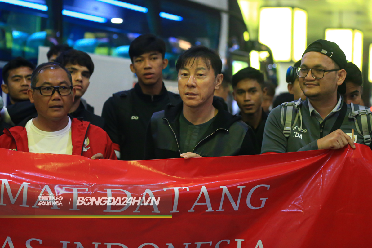 Marselino Ferdinan buồn bã cùng ĐT Indonesia hạ cánh Nội Bài 8