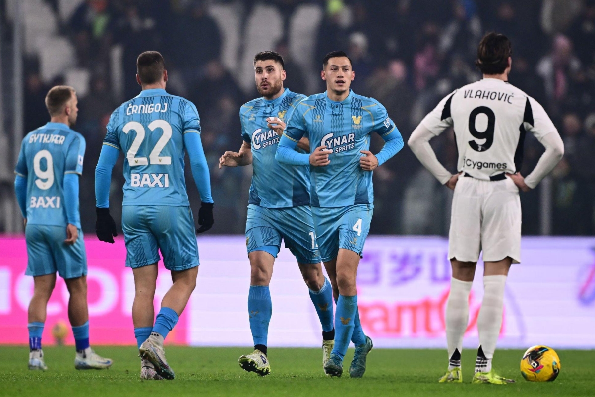 Duy Mạnh đá cặp Pansa đấu Hojlund, Zirkzee của Man United 1
