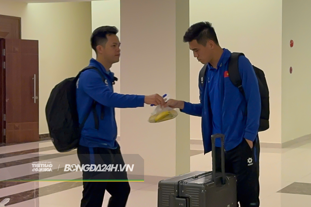 ĐT Việt Nam rời khách sạn lúc 5 giờ sáng, ăn nhanh ngay trên đường ra sân bay 5