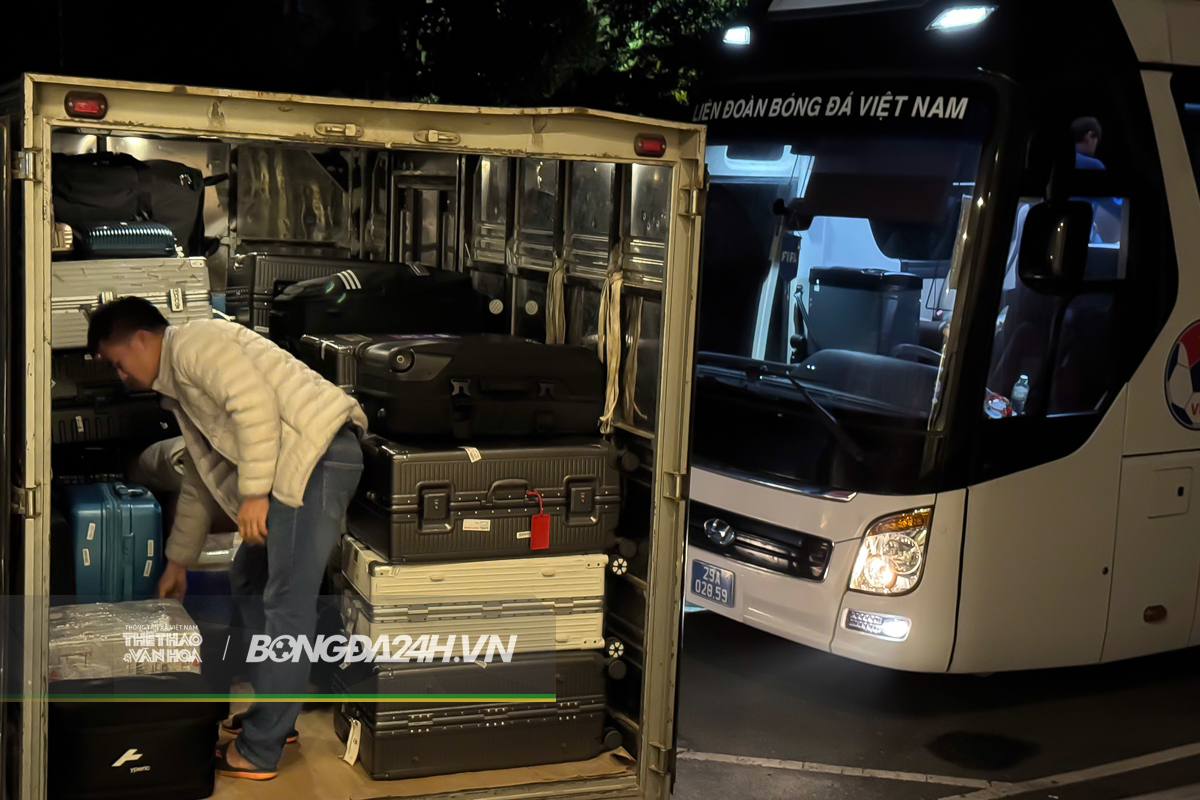 ĐT Việt Nam rời khách sạn lúc 5 giờ sáng, ăn nhanh ngay trên đường ra sân bay 7