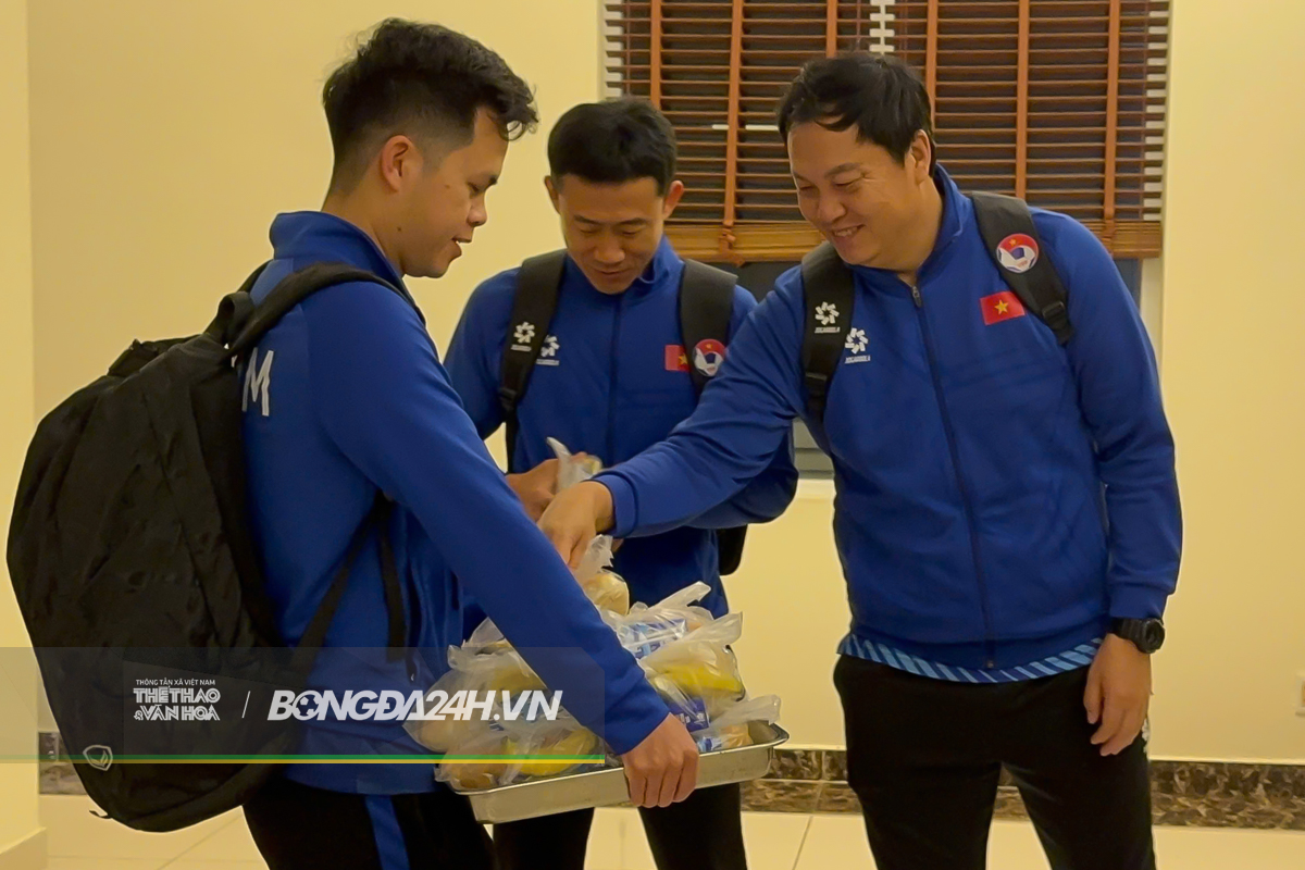 ĐT Việt Nam rời khách sạn lúc 5 giờ sáng, ăn nhanh ngay trên đường ra sân bay 4