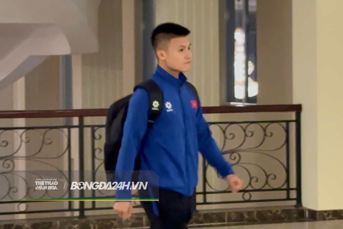 ĐT Việt Nam rời khách sạn lúc 5 giờ sáng, ăn nhanh ngay trên đường ra sân bay 2