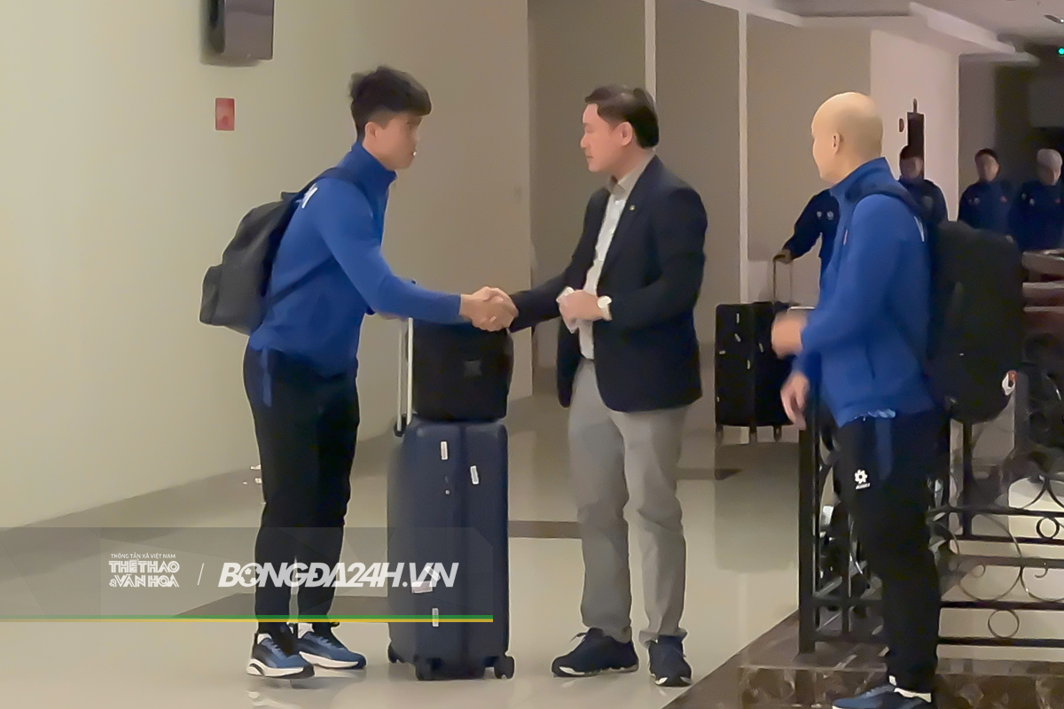 ĐT Việt Nam rời khách sạn lúc 5 giờ sáng, ăn nhanh ngay trên đường ra sân bay 6