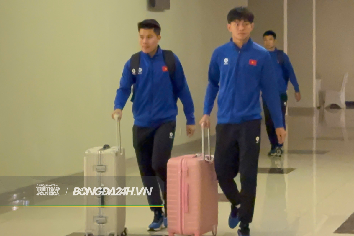 ĐT Việt Nam rời khách sạn lúc 5 giờ sáng, ăn nhanh ngay trên đường ra sân bay 3