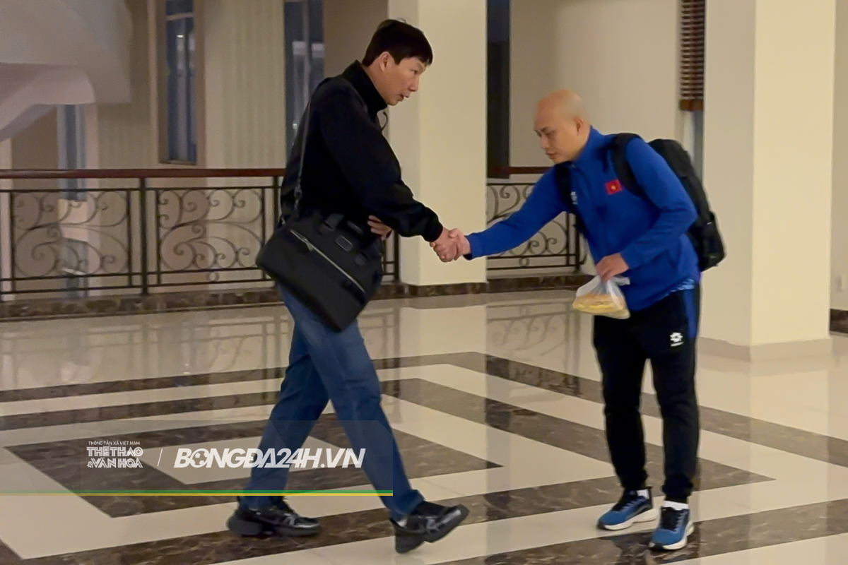 ĐT Việt Nam rời khách sạn lúc 5 giờ sáng, ăn nhanh ngay trên đường ra sân bay 1