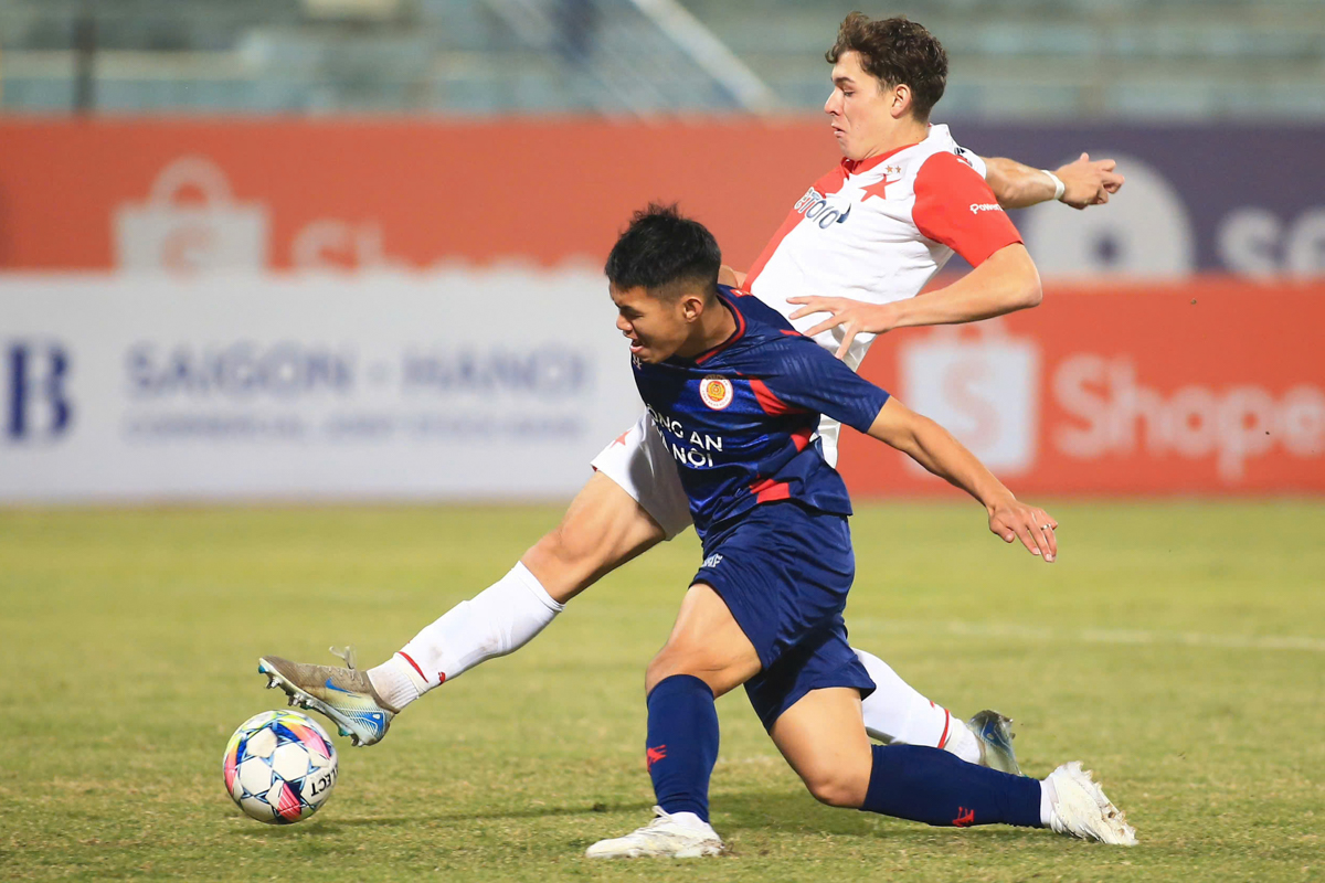 Chân sút Champions League bất lực trước CLB CAHN 3