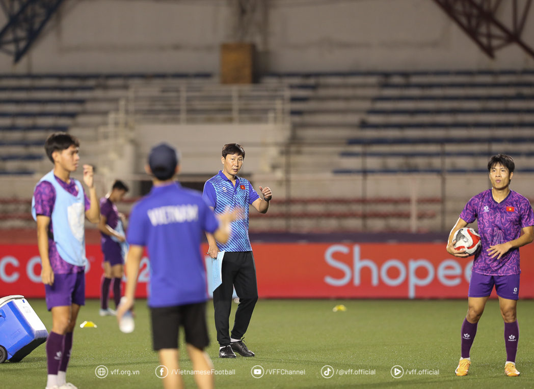 Tuyển Việt Nam làm quen sân Rizal trước ngày đối đầu Philippines 1