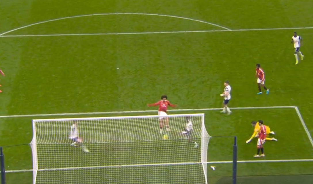 Nhìn lại 2 sai lầm khó tin của Fraser Forster trước MU 4 Nhìn lại 2 sai lầm khó tin của Fraser Forster trước MU 4