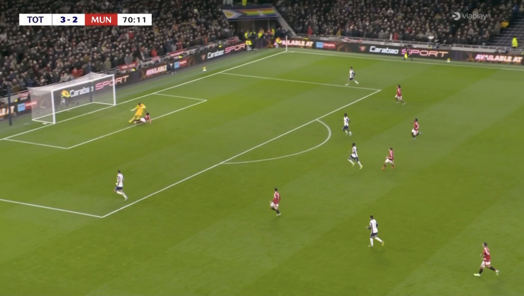 Cú đá của anh đi trúng cầu thủ đối phương và đi vào lưới giúp MU có bàn rút ngắn tỷ số 2-3. Cu da cua anh di trung cau thu doi phuong va di vao luoi giup MU co ban rut ngan ty so 2-3.