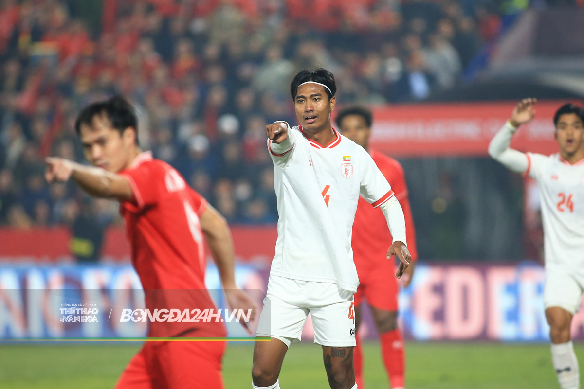 Dàn hậu vệ Myanmar bất lực vì Xuân Son 3