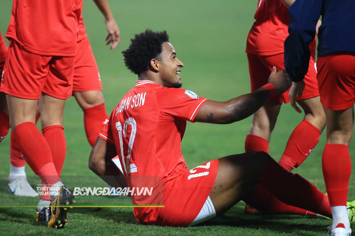 Nguyễn Xuân Son khiến khán đài dậy sóng 6